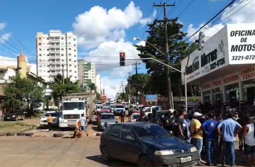 PROTESTO: Garimpeiros fecham BR-319 em Porto Velho e cobram direito de trabalhar