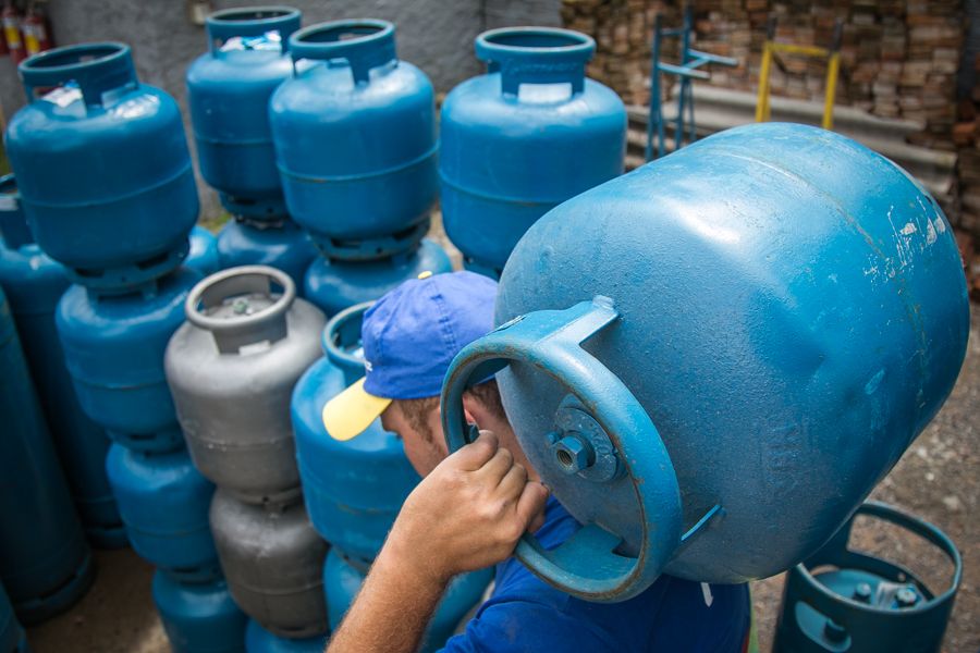 CARO: Gás de cozinha segue em alta duas semanas após reajuste pela Petrobras