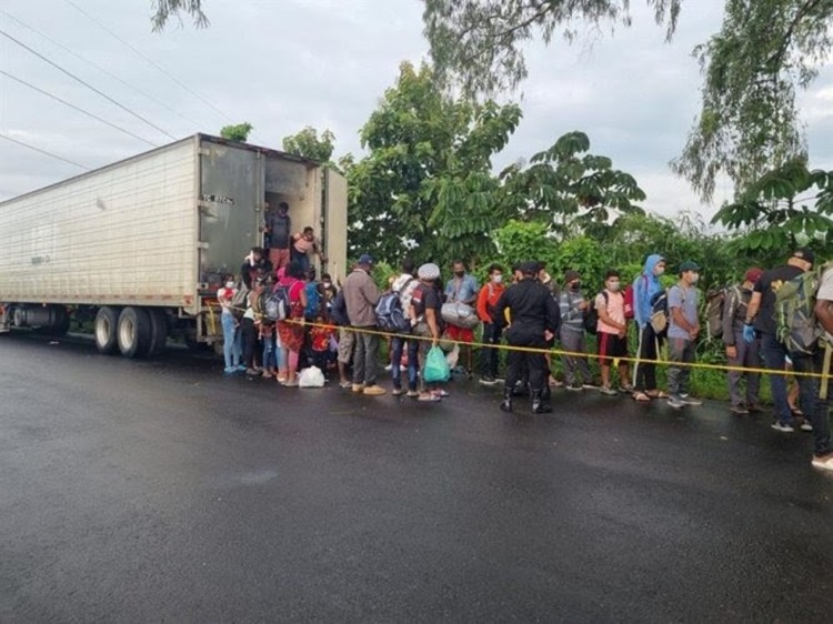 ILUSÃO: Imigrantes são abandonados dentro de contêiner achado pela polícia