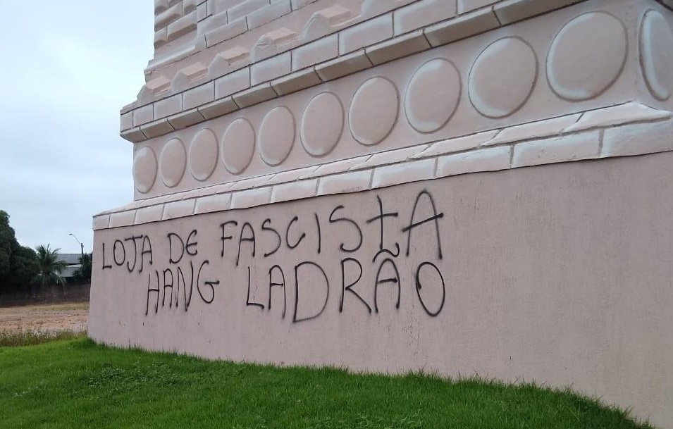 ATAQUE: Estátua da Havan em Porto Velho é pichada com dizeres 'Hang ladrão e fascista'