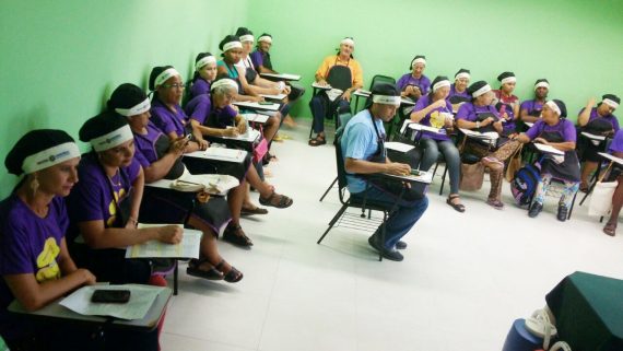 Pacientes hansenianos preparam produtos para Páscoa em oficina