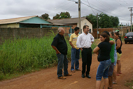 Presidente da Câmara ouve reclamação de moradores no bairro Lagoinha