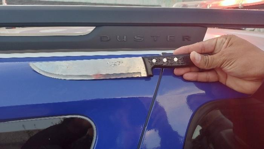 BUSCA E APREENSÃO: Homem agride oficiala de justiça com facão e foge em caminhonete