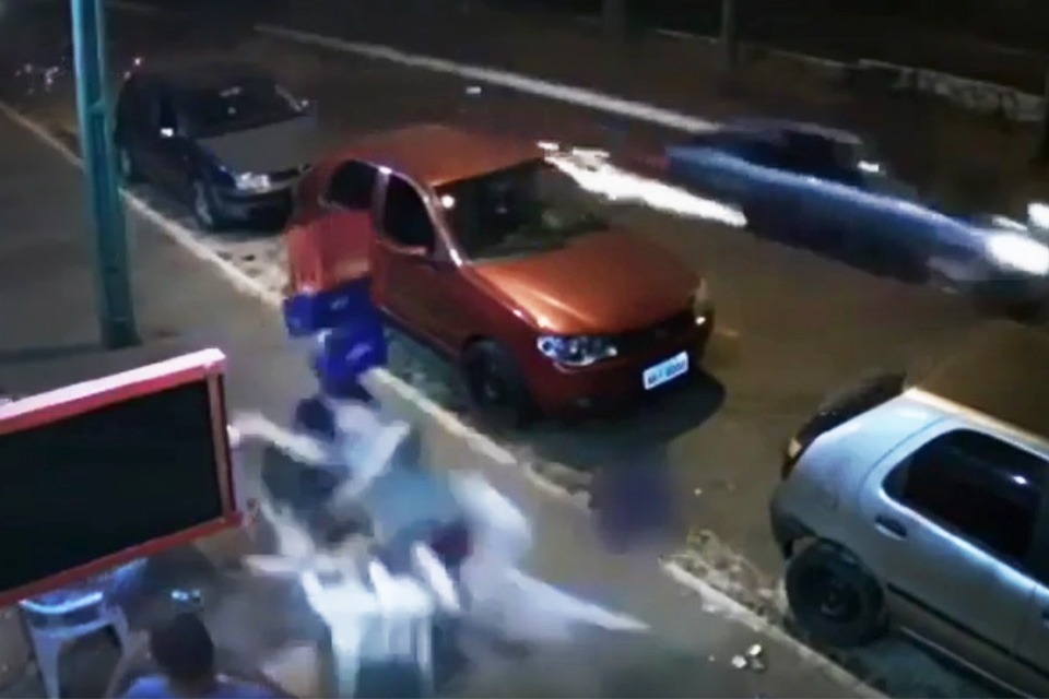 VÍDEO: Roda de carro em movimento se solta e atinge homem de muletas