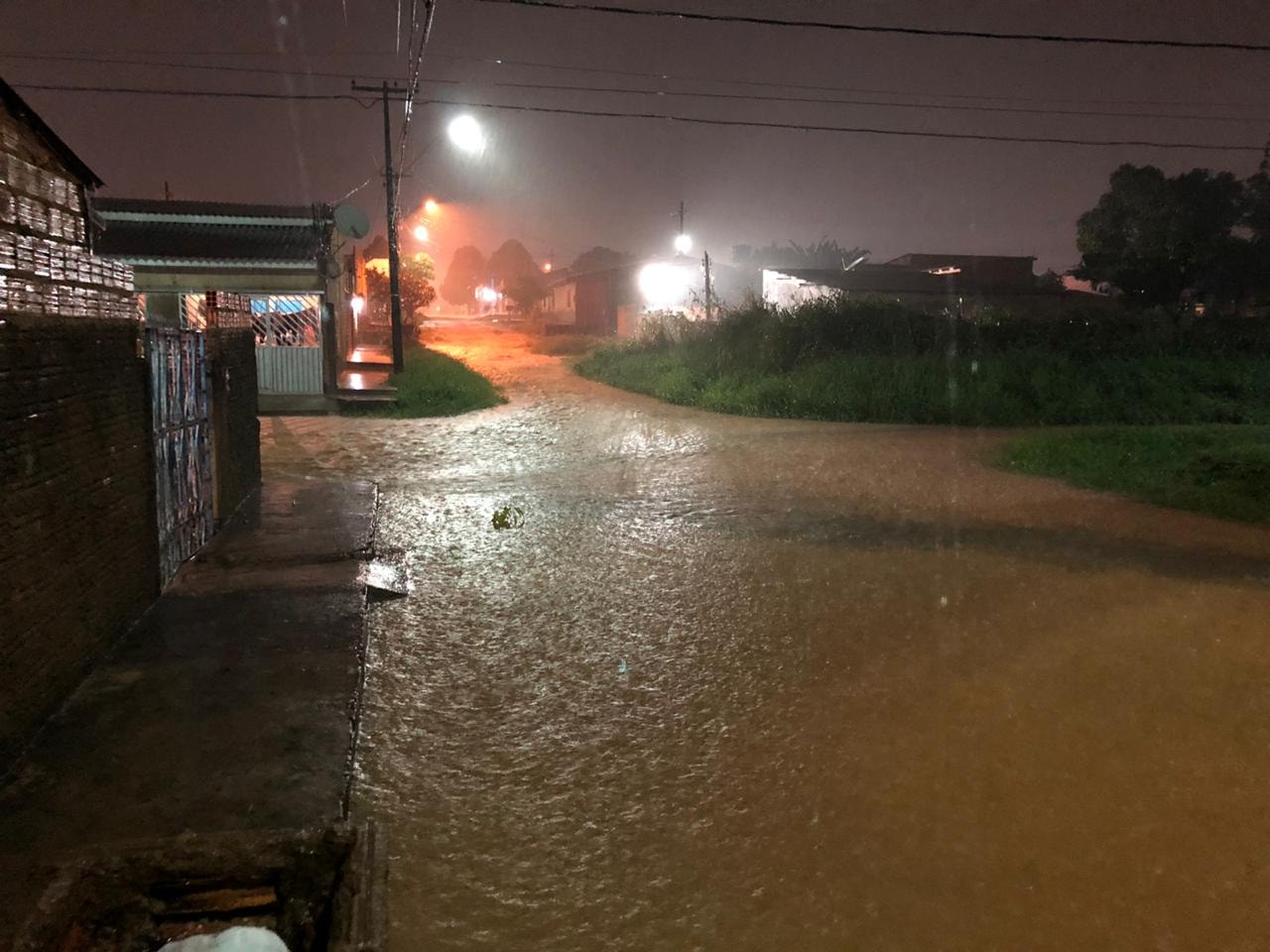 SEM DRENAGEM: Chuva leva prejuízo e transtorno à população de Porto Velho