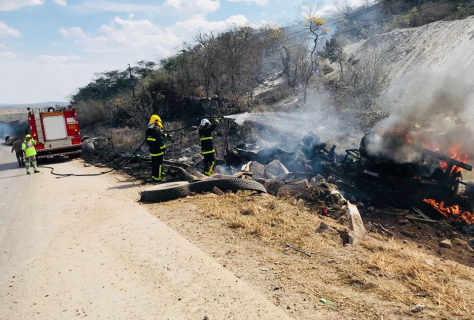 TRAGÉDIA: Casal morre carbonizado após carreta tombar e incendiar na BR-364