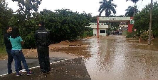 Córrego transborda e alaga Ifro; alunos ficam ilhados