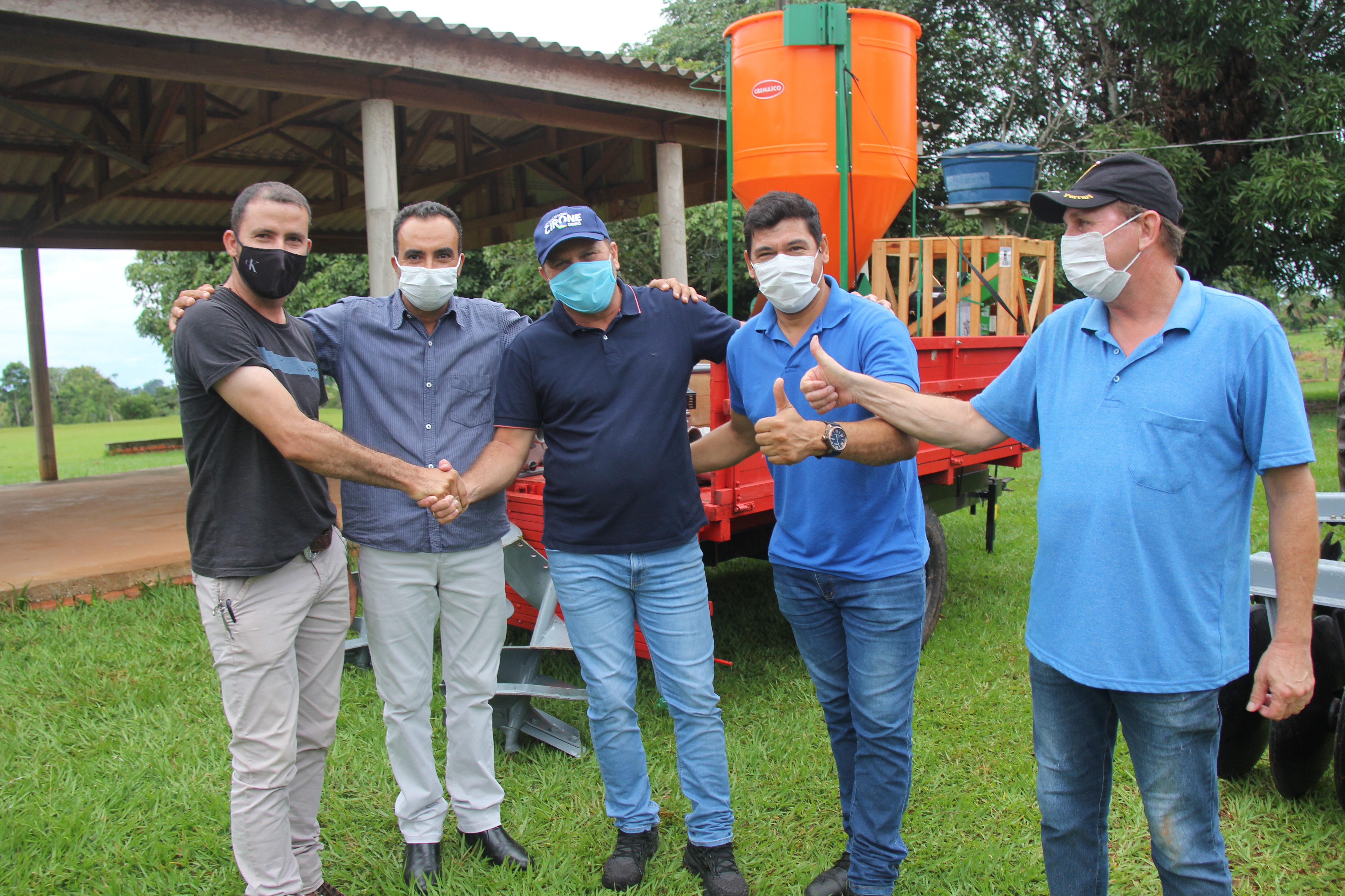 AJUDA: Cirone Deiró entrega equipamentos para agricultores de São Felipe do Oeste 