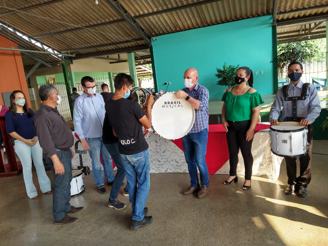 PARLAMENTAR: Ezequiel Neiva entrega instrumentos musicais para a fanfara da escola 