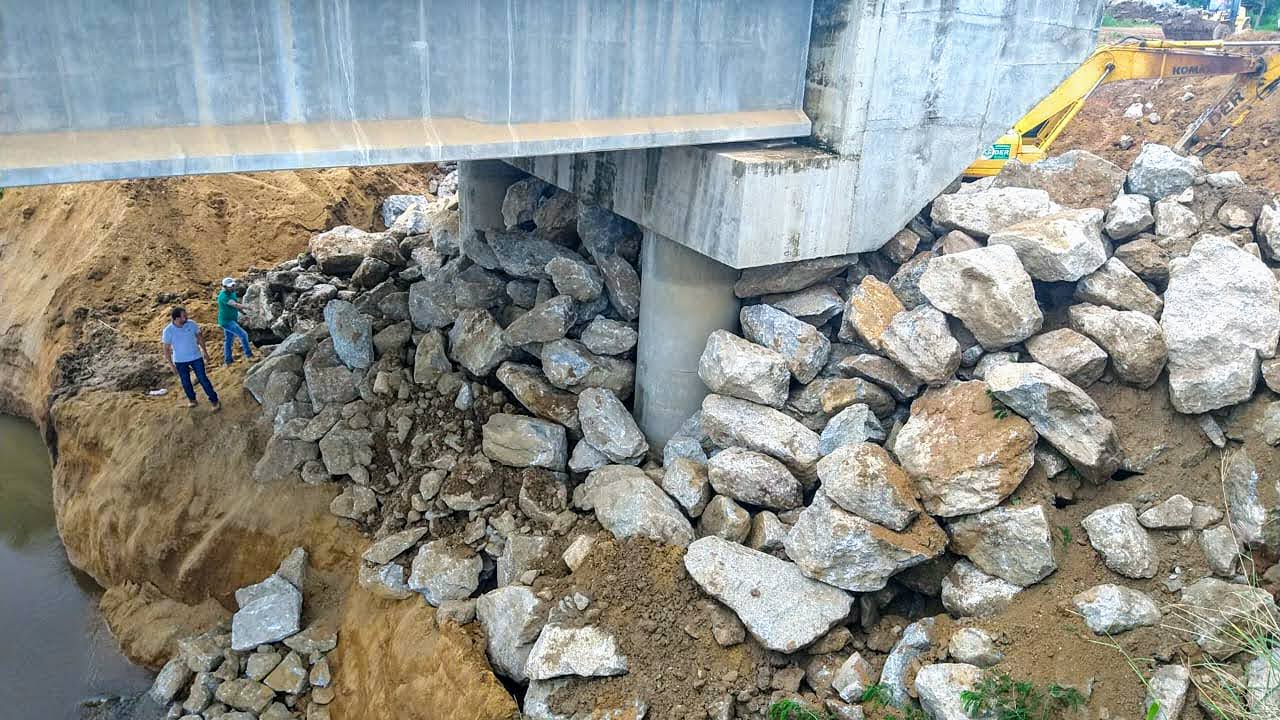 RIO JAMARI: Alex Redano destaca trabalho do DER no aterro das cabeceiras de ponte