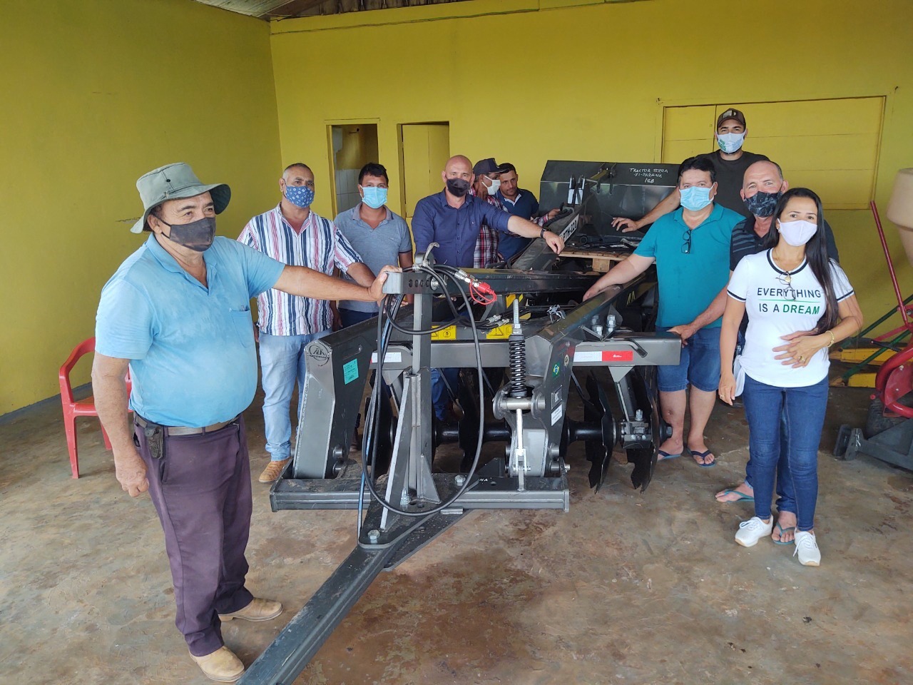 AGRÍCOLAS: Ezequiel Neiva entrega equipamentos para incentivar a produção de leite 