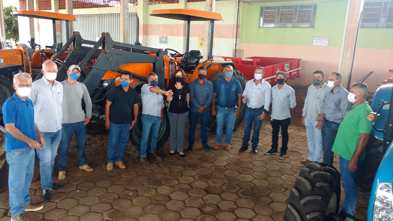 PARLAMENTAR: Luizinho Goebel contempla Associação de Cerejeiras com trator agrícola