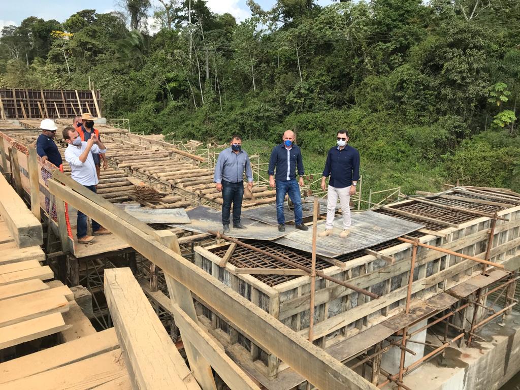 JACINÓPOLIS: Ezequiel Neiva inspeciona obras em ponte de concreto com 100 metros de extensão