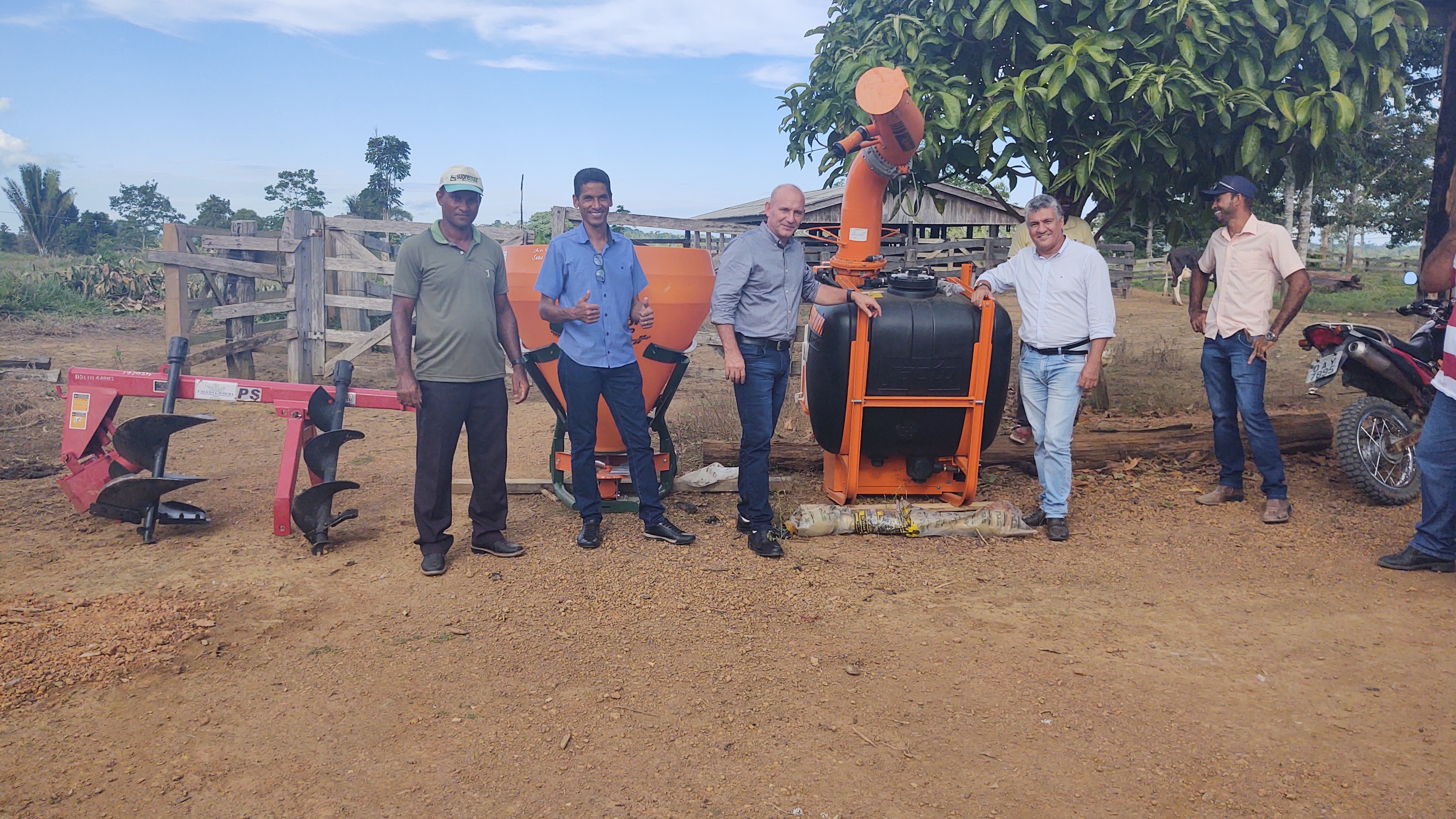 DISTRITO: Ezequiel Neiva entrega equipamentos agrícolas à associação rural no Estrela Azul