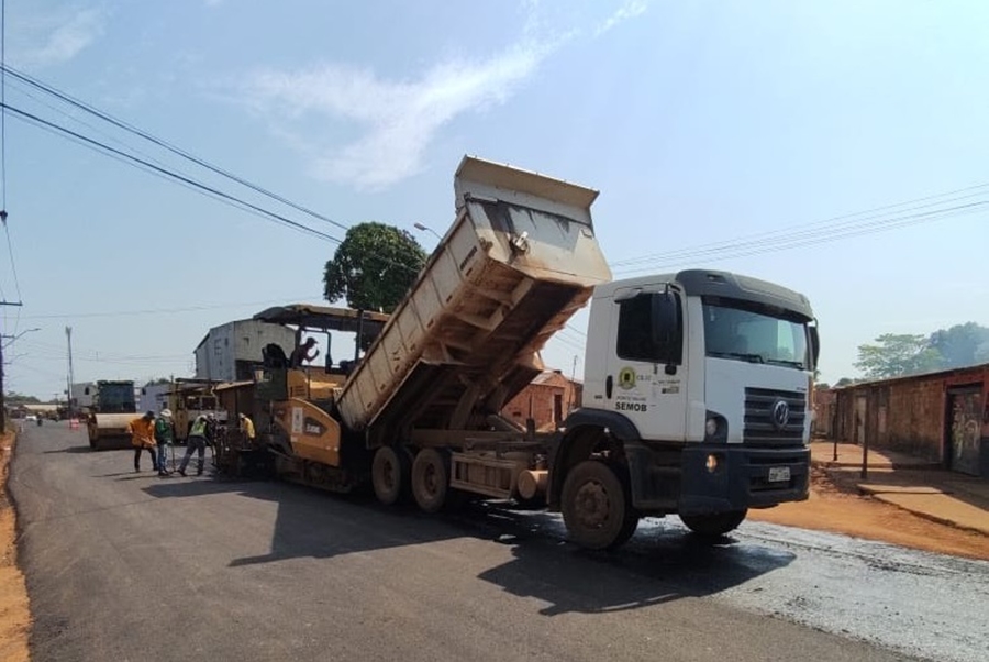 OBRAS: Serviços de recapeamento chegam à rua Mané Garrincha, no bairro Jardim Santana