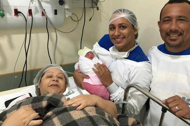 Netos Gêmeos: Professora dá à luz após inseminação para realizar sonho do filho gay de ser pai