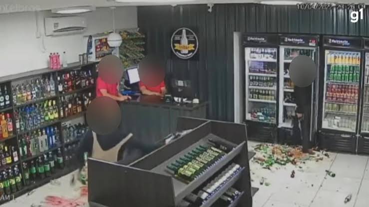 ATAQUE DE FÚRIA: Cliente é acusado de agredir a cadeirada comerciante por causa de cerveja 