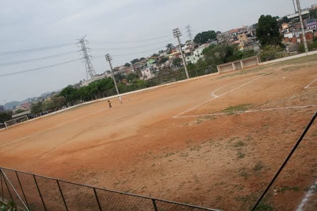 ARRASTADA: Mulher é abusada por criminoso em arquibancada de campo de futebol 