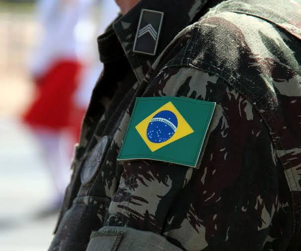 LEVOU TUDO: Militar do Exército é abordado por criminoso e tem farda roubada 