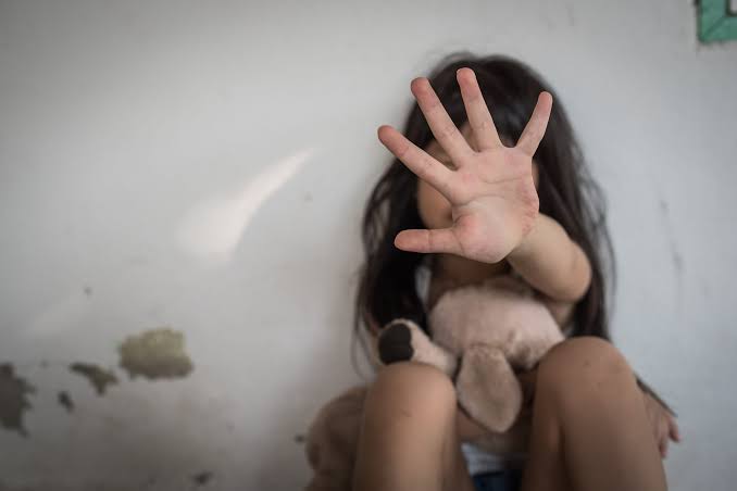 ABSURDO: PM, esposa e amante são presos por abusar da filha e ainda filmar 