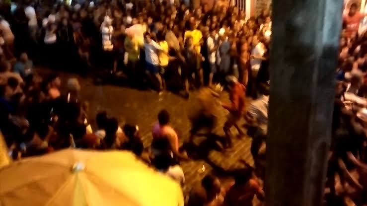 CIÚMES: Polícia flagra marido agredindo a esposa durante desfile de bloco na zona Sul