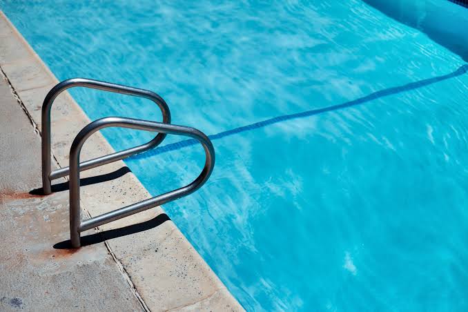 TRAGÉDIA: Homem morre afogado em piscina de clube durante confraternização