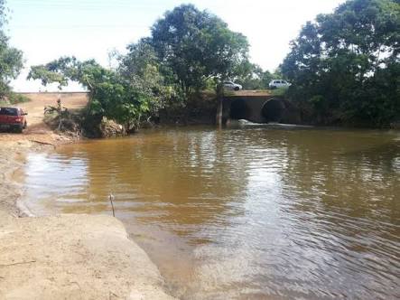 SUBMERSO: Carro com cápsulas de fuzil e bombas de gás lacrimogêneo é encontrado em rio na BR-319