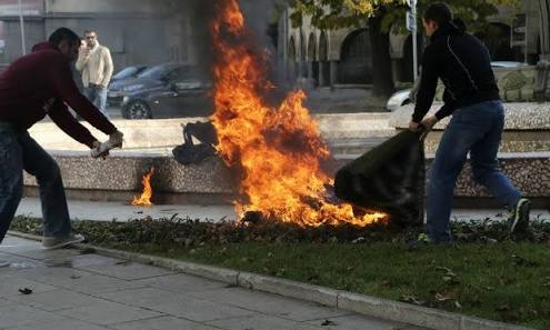 CRUELDADE: Mulher tem corpo incendiado por suspeita atrás da rodoviária