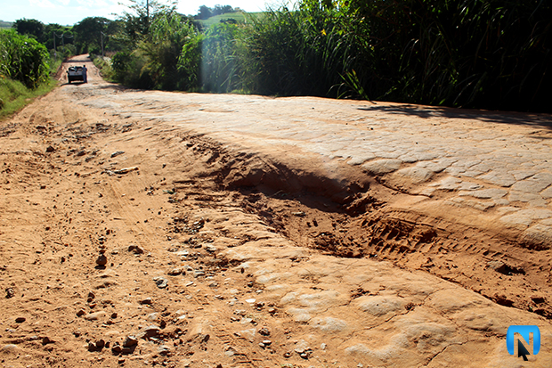 QUEDA: Motociclista passa por cirurgias após acidente causado por buraco