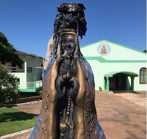 INTOLERÂNCIA RELIGIOSA: Vândalos destroem imagem de Nossa Senhora com fogo