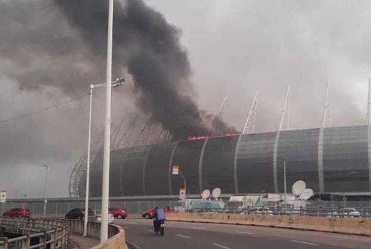 BOMBEIROS TRABALHAM: Incêndio atinge Arena Castelão em Fortaleza 