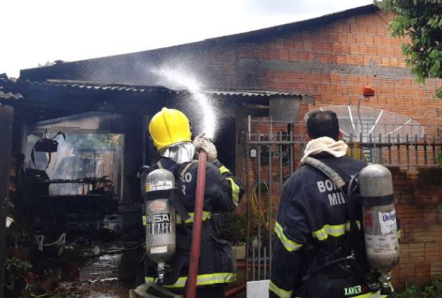 CHAMAS: Produção de pamonha provoca incêndio e família tem varanda destruída