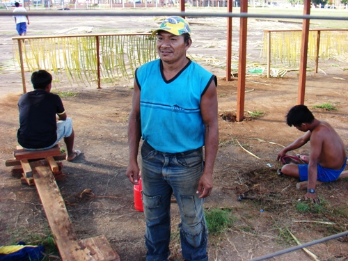 Índios Karitianas trabalham na construção de barracas do Flor do Maracujá sem direitos trabalhistas e FEDERON entra em contradição - Confira fotos e vídeorreportagem