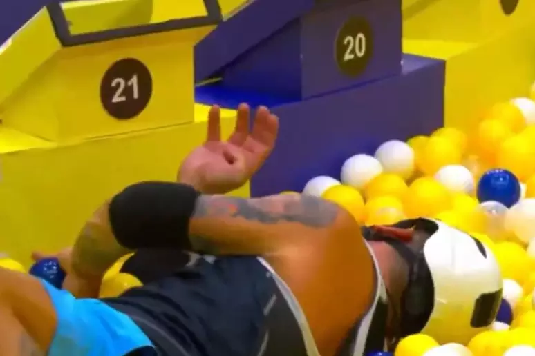 BBB26: Ator Henri Castelli sofre convulsão durante prova do líder