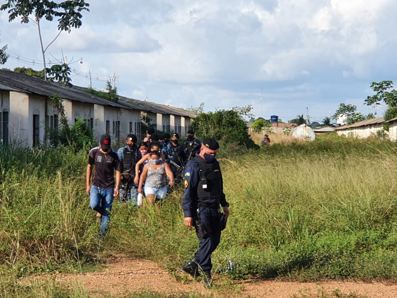 MINHA CASA MINHA VIDA: PM retira invasores de condomínio popular na zona Leste da capital 