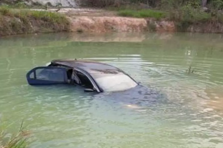 EMBRIAGADO: Motorista perde o controle de carro e cai em represa de balneário