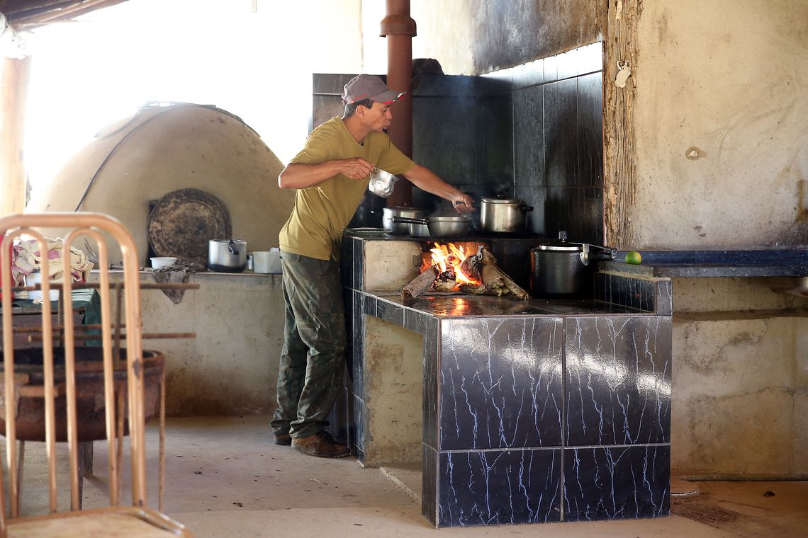 DESMATAMENTO: Preço do gás e desemprego elevam uso da lenha para cozinhar no Brasil