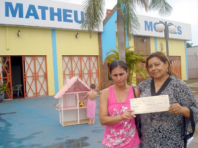 Mãe de Jhenifer recebe cheque de R$ 10 mil do IMM