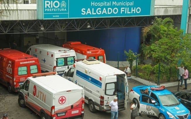 TRISTEZA: Pai de menino jogado de apartamento chega ao IML e cai aos prantos