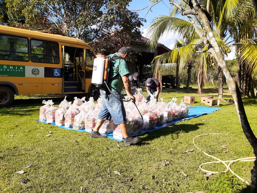 AJUDA: Kits de alimentação são distribuídos para alunos indígenas em Rondônia