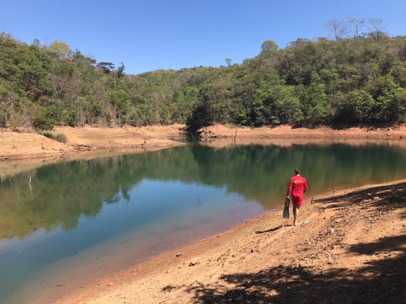 NÃO RESISTIU: Garoto de 13 anos se afoga em lago e morre durante tentativa de resgate