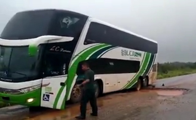 PRECÁRIO: Ônibus fica preso em buraco na BR-364 entre PVH e Rio Branco (AC)