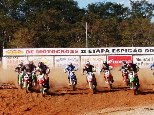 LATINO - Confira mais fotos das motos voando em Espigão