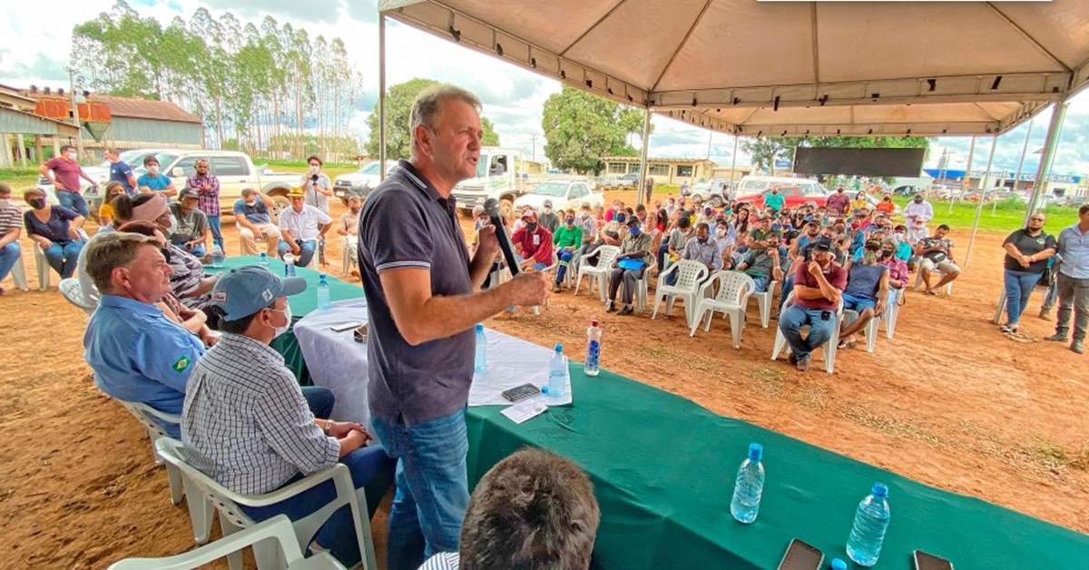 EVENTO: Luizinho Goebel participa de entrega de calcário para produtores rurais de Vilhena