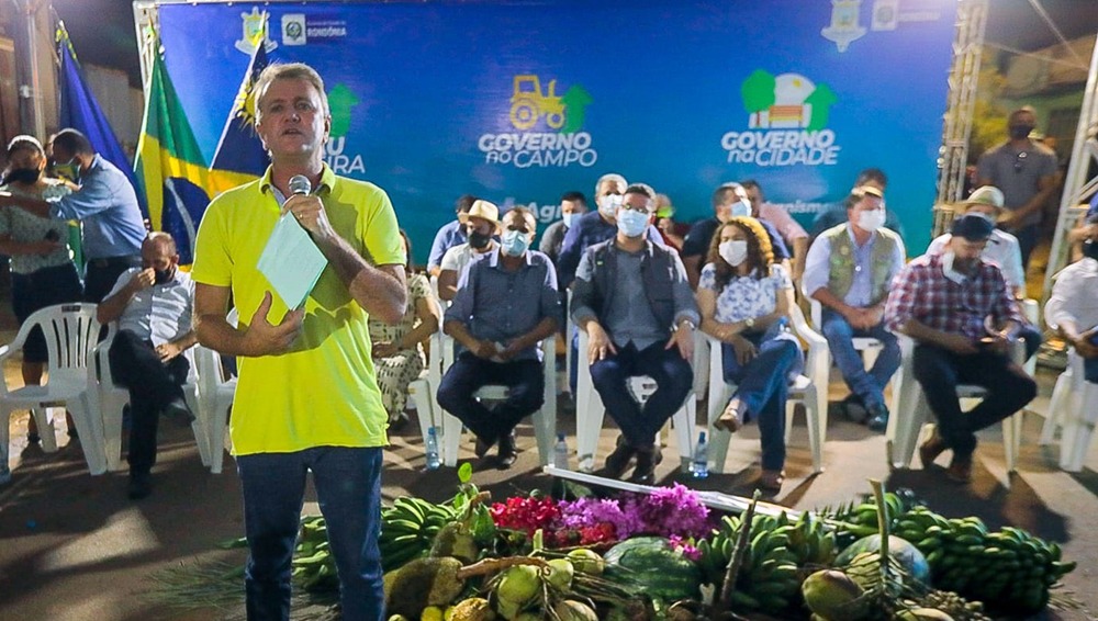 ALVORADA DO OESTE: Luizinho Goebel entrega equipamentos agrícolas e acompanha lançamento de projeto