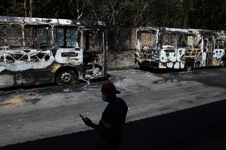 TERROR: Ônibus e viaturas são incendiados após morte de traficante em Manaus