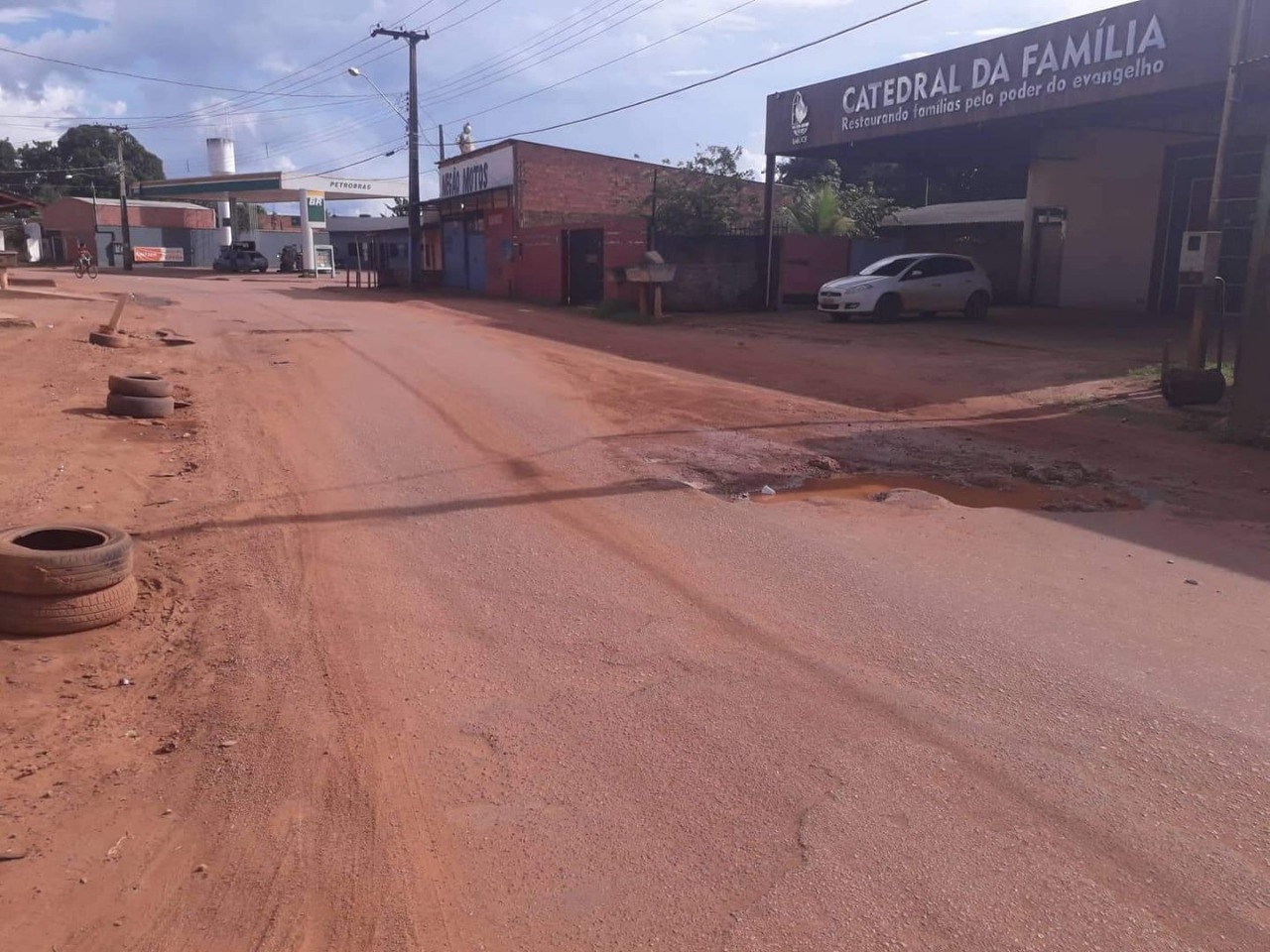 CENA DA CIDADE: Cenário de abandono é registrado na rua Mané Garrincha na zona Leste