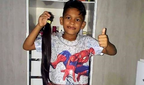 EXEMPLO: Menino de 7 anos corta cabelo para doar a crianças com câncer