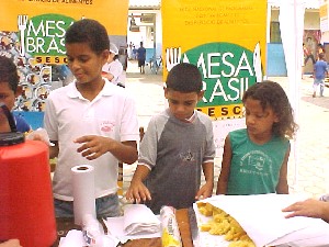 Programa de combate à fome do Sesc recebe doação de 10.000 litros de leite - Foto