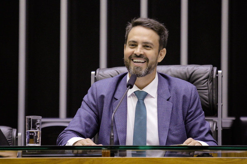 VALORIZAÇÃO: Léo Moraes é autor de projeto que beneficia técnicos, auxiliares e enfermeiros